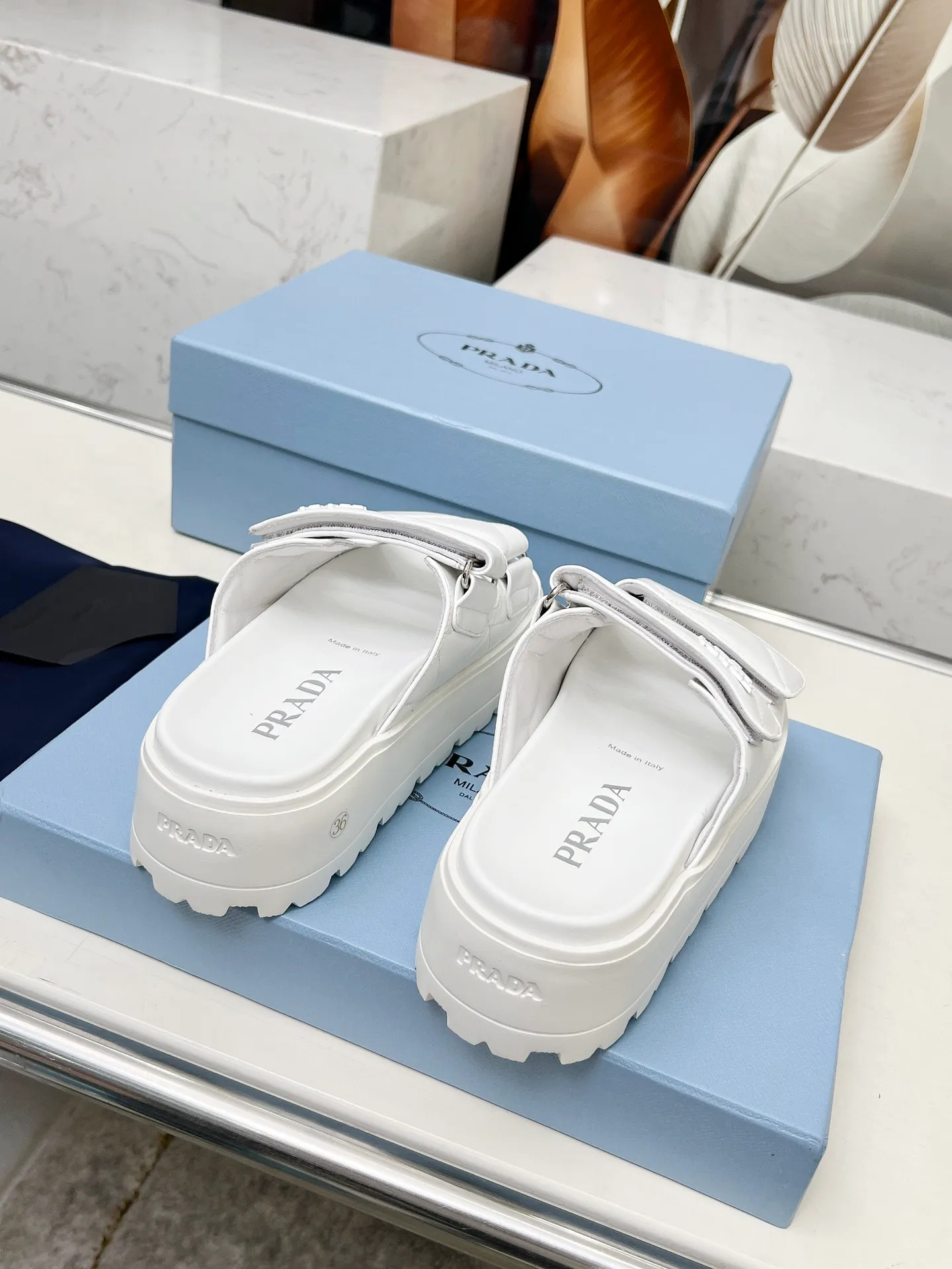 💕💕Factory direct selling price p500💕💕 🌸Prada 2025 spring and summer new slippers💫Velcro sandals The latest catwalk style, classic upgrades, comfort and fashionability coexist. Each color combination looks good, and the design matches different style needs ✅Upper: original customized cowhide ✅Inner: original customized sheepskin lining, cowhide feet ✅Outsole: original molded anti-slip outsole ✅Number of codes: 35-40 (41 customized, non-refundable and non-exchangeable)